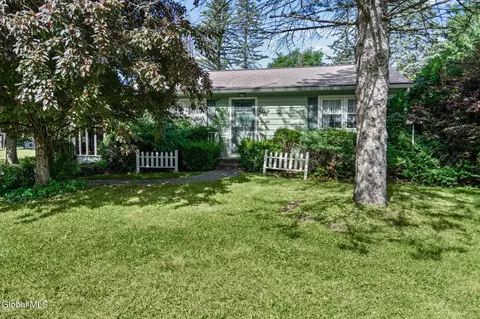319 Grooms Rd, Halfmoon, NY 12065