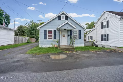 7 Ballston St, Waterford, NY 12188