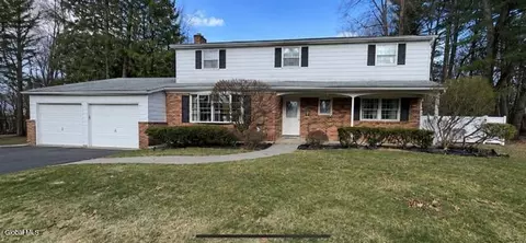 28 Secada Dr, Clifton Park, NY 12065