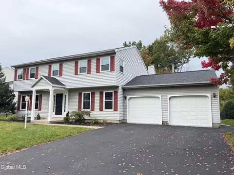 27 Dublin Ct, Latham, NY 12110