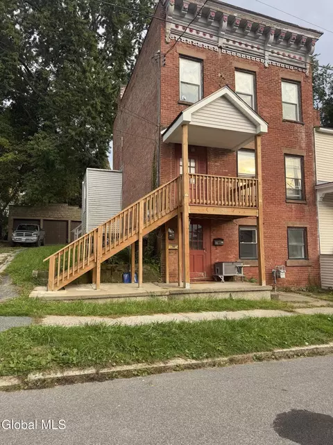 828 2nd St, Rensselaer, NY 12144