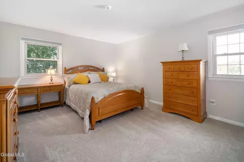 Bedroom - 1004 Tomahawk Trl, Glenville, NY 12302 photo 7 of 9