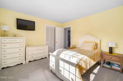 Bedroom - 1004 Tomahawk Trl, Glenville, NY 12302 photo 6 of 9