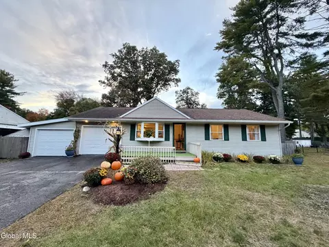 9 Hathorn Blvd, Saratoga Springs, NY 12866