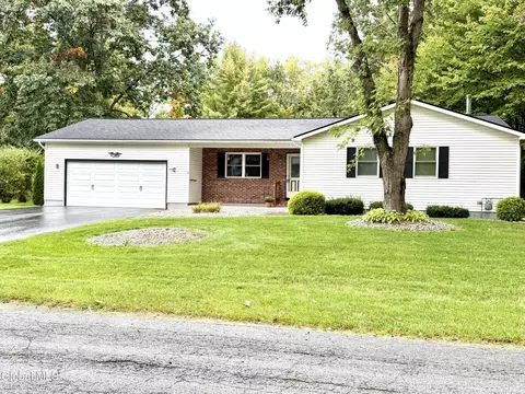 10 Pheasant Walk, Queensbury, NY 12804