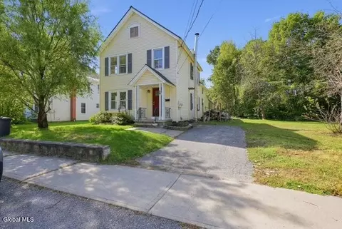 38 King St, Warrensburg, NY 12885