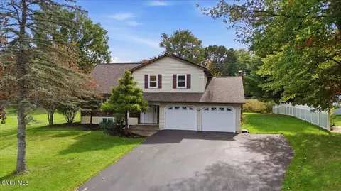 1 Starboard Ct, Waterford, NY 12188