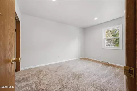 Bedroom - 1 Starboard Ct, Waterford, NY 12188 photo 1 of 6