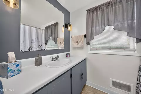 Bath - 19 Stephen Rd, Schenectady, NY 12302 photo 3 of 3