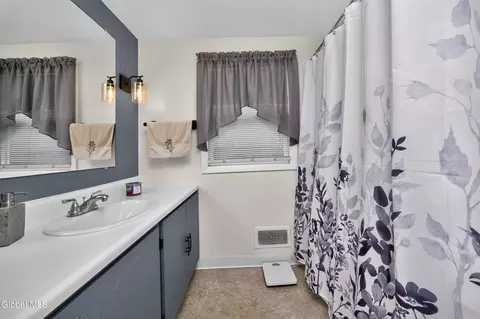 Bath - 19 Stephen Rd, Schenectady, NY 12302 photo 2 of 3