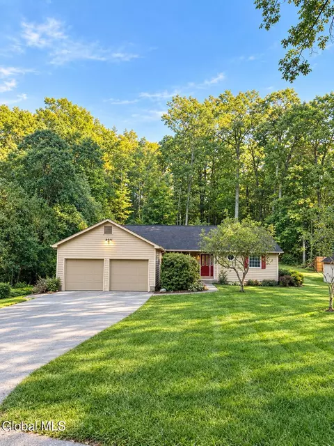 35 Cedarwood Dr, Queensbury, NY 12804