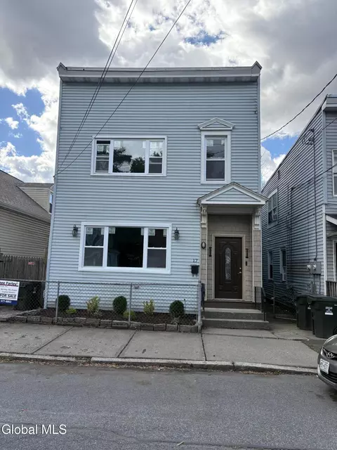 17 Swan St, Green Island, NY 12183