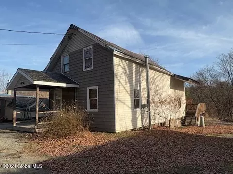 29 Burgoyne Rd, Ticonderoga, NY 12883