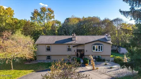 24 Pickering Ln, Troy, NY 12180