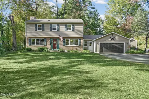 25 Nottingham Dr, Queensbury, NY 12804