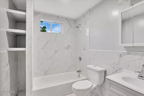 Bath - 27 Robinson St, Schenectady, NY 12304 photo 1 of 7