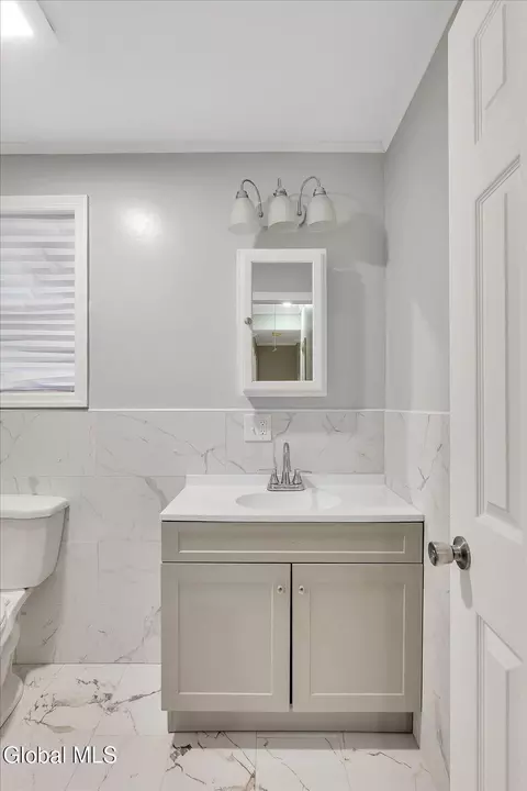 Bath - 27 Robinson St, Schenectady, NY 12304 photo 4 of 7
