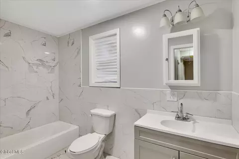 Bath - 27 Robinson St, Schenectady, NY 12304 photo 3 of 7