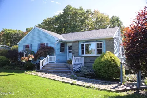 11 Breezedale Dr, Averill Park, NY 12018