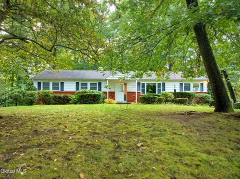 31 Casablanca Ct, Clifton Park, NY 12065
