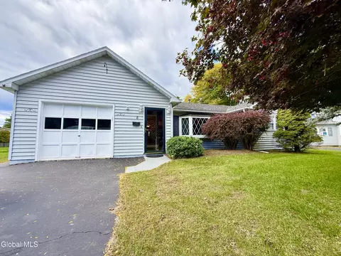 8 Martingale Dr, Albany, NY 12205