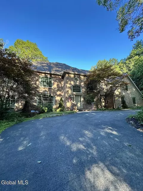 75 Gurney Ln, Queensbury, NY 12804
