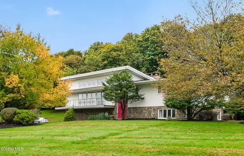 24 Oriel Ln, Rensselaer, NY 12144