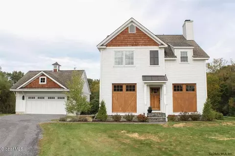 26 Saratoga Farm Rd, Malta, NY 12020