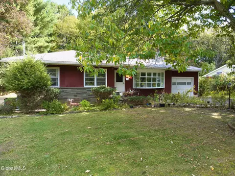 38 E Wiggand Dr, Glenmont, NY 12077