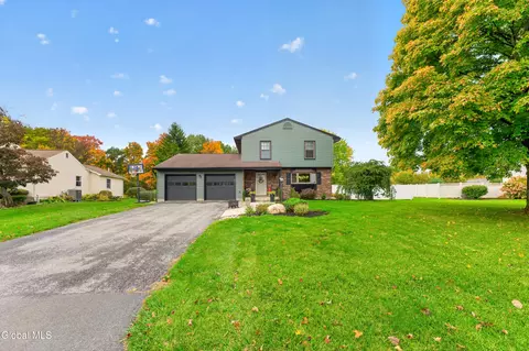 5 Mallards Lndg S, Waterford, NY 12188