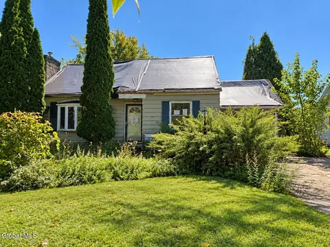 141 Dolshire Dr, North Syracuse, NY 13212