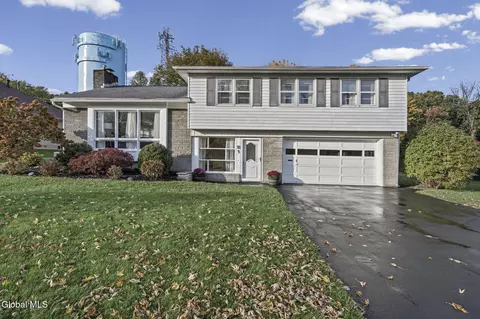 18 Campus View Dr, Loudonville, NY 12211