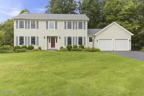 43 Huntswood Ln, East Greenbush, NY 12061