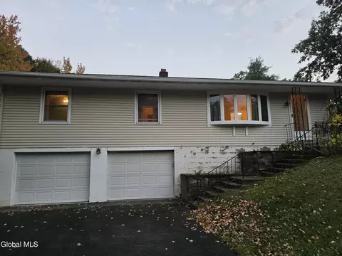 32 New Shaker Rd, Albany, NY 12205