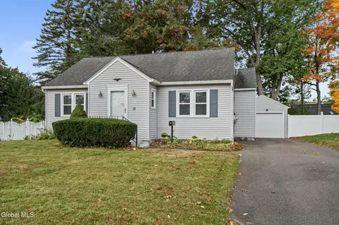 11 Grandview Dr, Latham, NY 12110