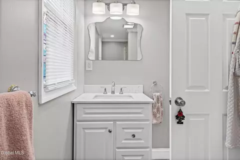 Bath - 1126 Ardsley Rd, Schenectady, NY 12308 photo 3 of 4