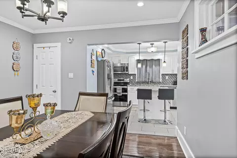 Entry Way - 1126 Ardsley Rd, Schenectady, NY 12308 photo 2 of 3
