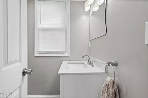 Bath - 1126 Ardsley Rd, Schenectady, NY 12308 photo 1 of 4