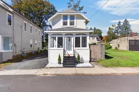 1827 8th St, Rensselaer, NY 12144
