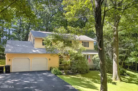 8 Seneca Dr, Averill Park, NY 12018