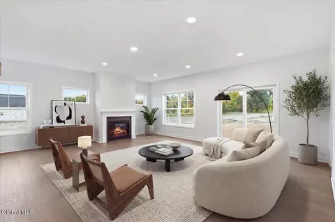 Living - 3 Clover Leaf Dr, Halfmoon, NY 12065 photo 2 of 6