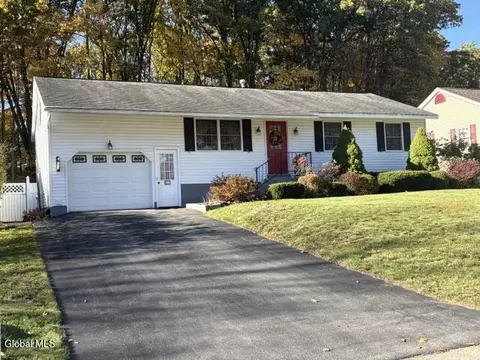 27 Ferndell Spring Dr, Saratoga Springs, NY 12866