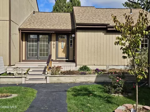 702 Huntington Ct, East Greenbush, NY 12061