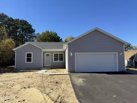 15 Leo St, Queensbury, NY 12804