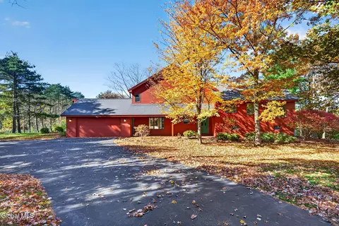 37 Crow Ridge Rd, Voorheesville, NY 12186