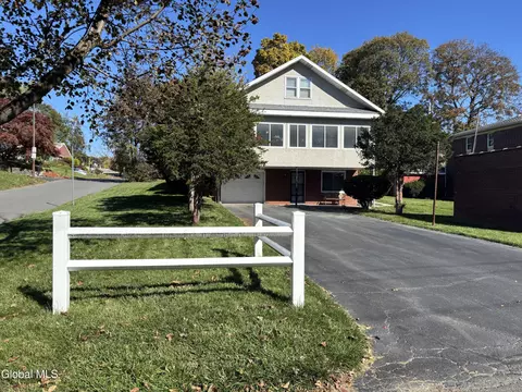 51 Winnie St, Albany, NY 12208