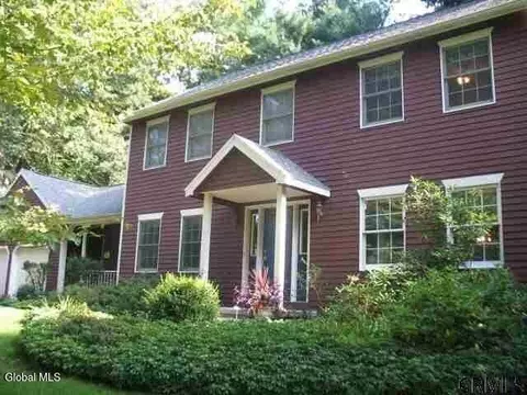 22 Thoroughbred Way, Clifton Park, NY 12065