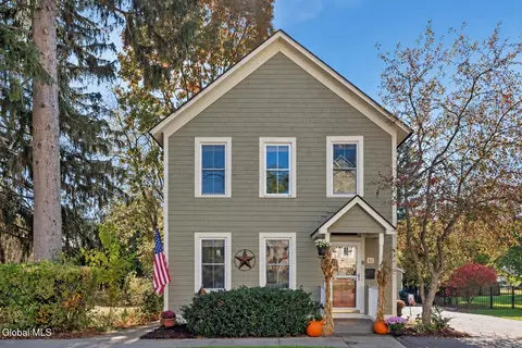92 Oak St, Saratoga Springs, NY 12866