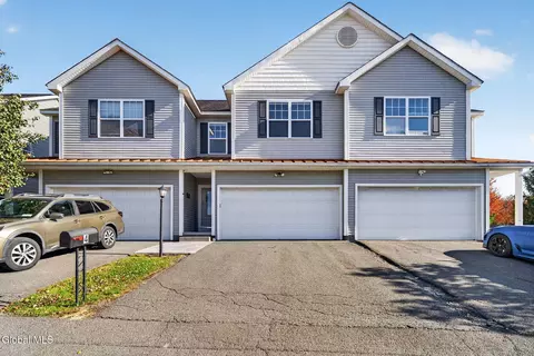 4 Amalia Ln, Rensselaer, NY 12144