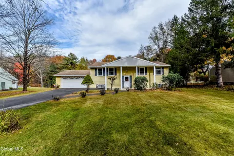 16 Delma Ln, Averill Park, NY 12018